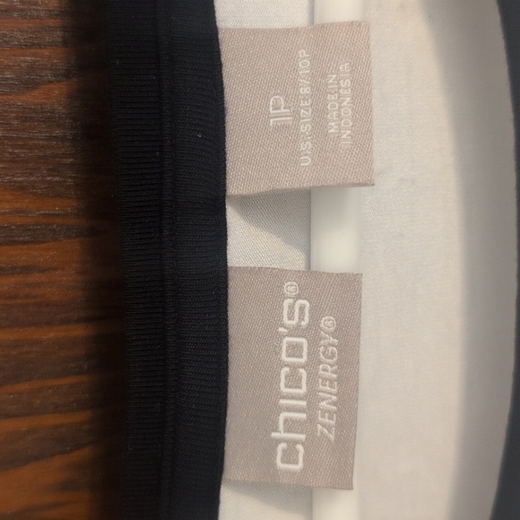 Chicos Travelers Black & White Mixed Pattern Top Size Medium Petite ( 8/10) - Picture 2 of 6